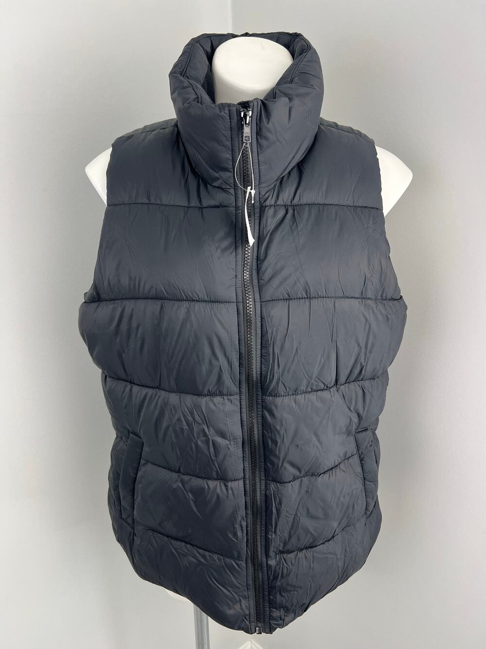 Women's Old Navy Puffer Winter Vest in Black Large